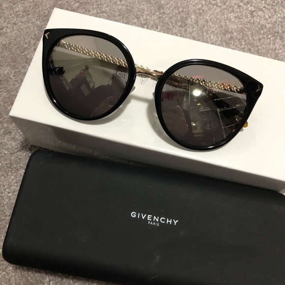 Authentic Givenchy sunglasses 😎 - Picture 3 of 10